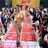 黄金内衣_女模特身穿造价百万的“黄金内衣”,有人称赞有人批评,引来热议