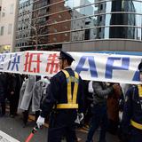 约200名在日华人华侨举行游行 抗议日本APA酒店