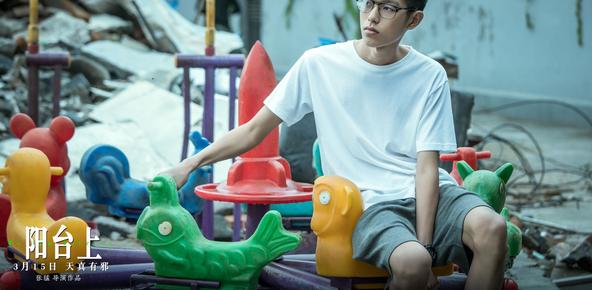 外表俊朗,气质神秘,王锵在《阳台上》演出了青春的迷茫